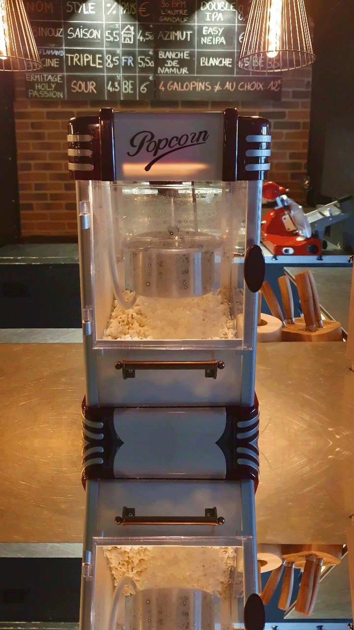 Qui a dit POP CORN ?! Un rêve de gosse qui se réalise enfin : ma propre machine à pop corn ! 

Et quoi de mieux que de partager ce moment croustillant avec vous ? Pour rendre l'expérience encore plus fun, je vous offre un bol de pop corn à déguster avec votre boisson ! Parce que soyons honnêtes, c'est quand même mieux que des chips, non ? 
Venez nous retrouver du mercredi au dimanche dès 17h00 pour savourer cette délicieuse folie ! Hâte de vous voir ! 